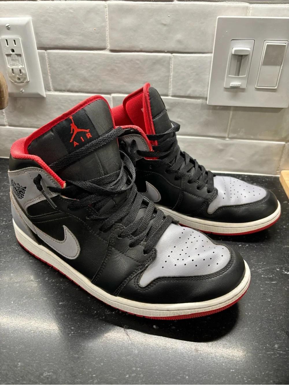 Nike Air Jordan 1 Mid Bred Shadow Black Grey Red Men’s Size 11 Retro
